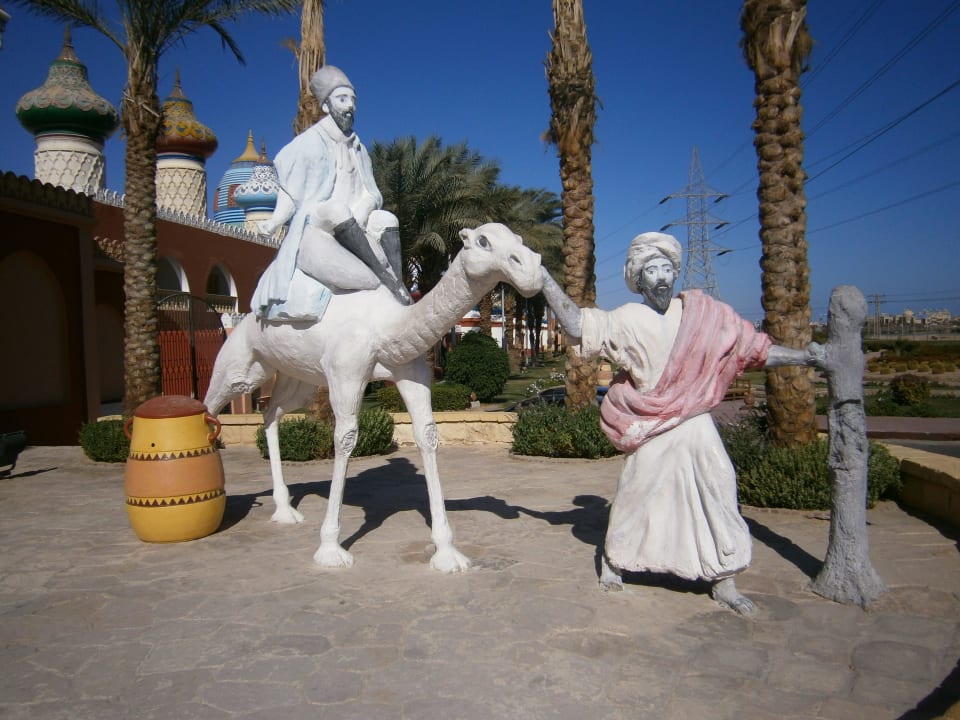 Figuren vor dem Hotel Pickalbatros Alf Leila Wa Leila Resort - Neverland Hurghada