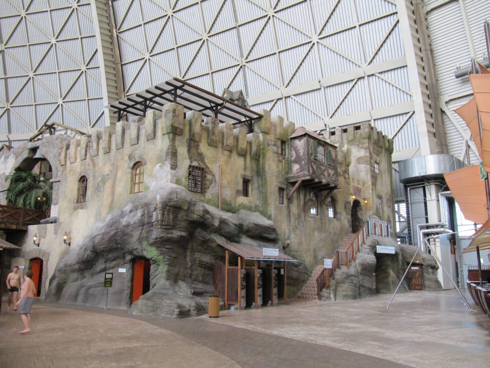 Burg, unten Kabinen, Spinte für Tagesgäste Tropical Islands Resort