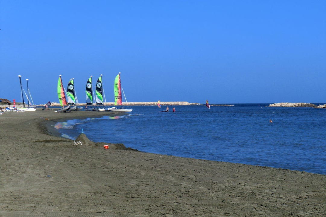 Mit Blick zur Wassersport-Basis ROBINSON CYPRUS