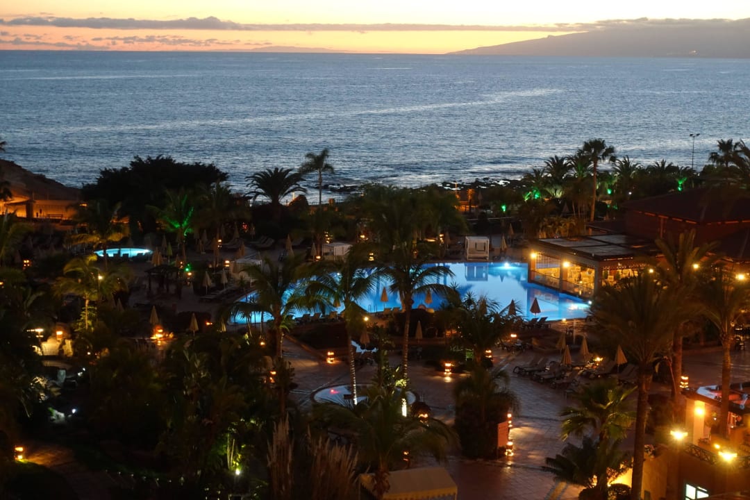 Blick über die Poolanlage nach La Gomera H10 Costa Adeje Palace