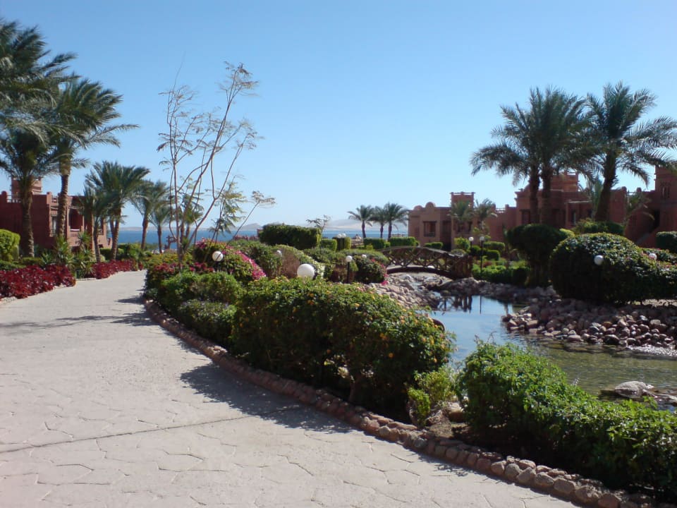 Weg zum Strand durchs Sea Life Charmillion Sea Life Resort