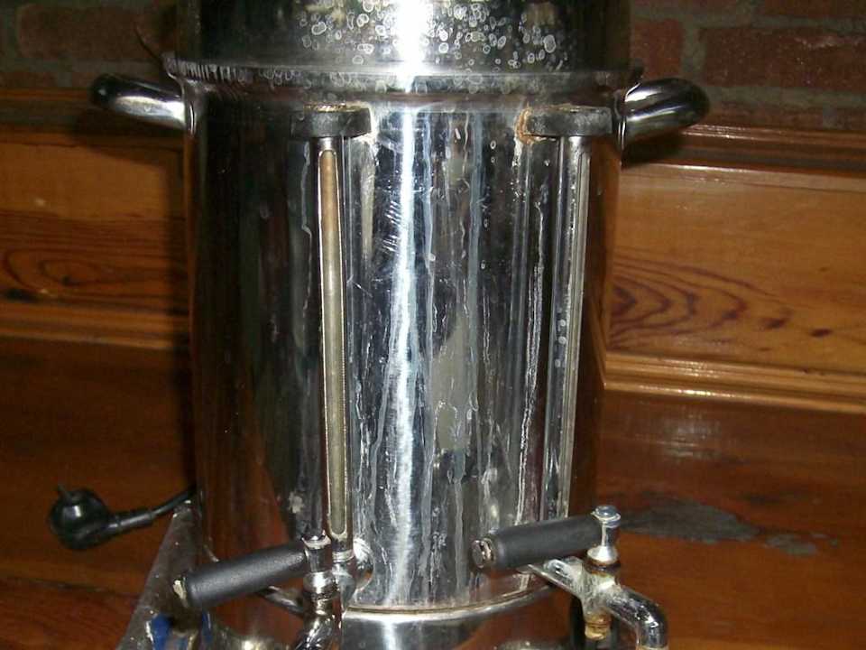 Heißwasserboiler an Poolbar Armas Gül Beach