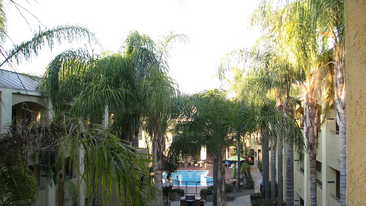 Innenhof Hotel d’Lins Ontario Airport