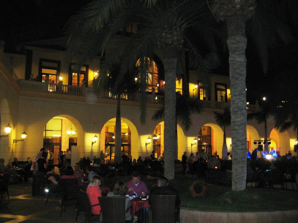 Abendstimmung auf der Plaza mit Live-Musik Bahia Principe Sunlight Costa Adeje