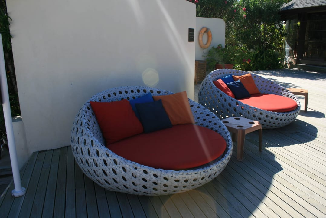 Gemütliche Sitzmöglichkeit an der Poolbar Centara Ras Fushi Resort & Spa Maldives