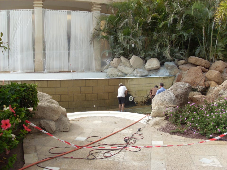 Die Plane schützt die Poolbar vor Staub JOIA El Mirador by Iberostar
