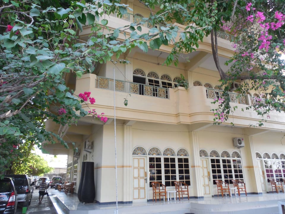 Blick von der Hauptstraße Hotel Merlin