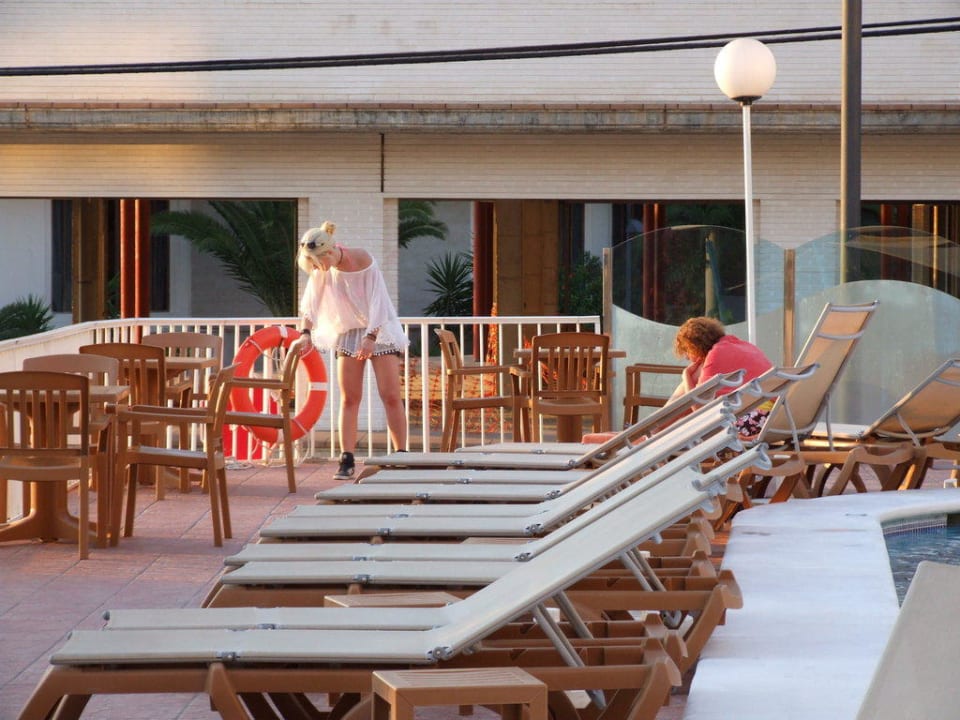 Terrasse mit Liegen Hotel Osiris