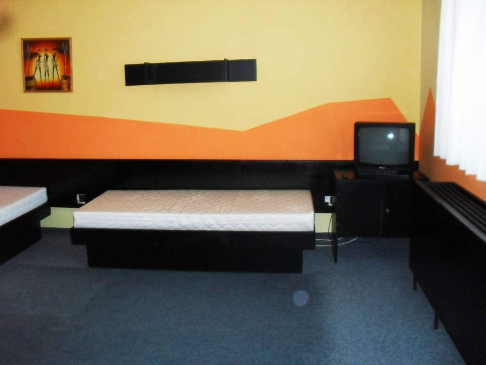 Blick zum Fernsehgerät vom Doppelbett aus Sporthotel Bohemia