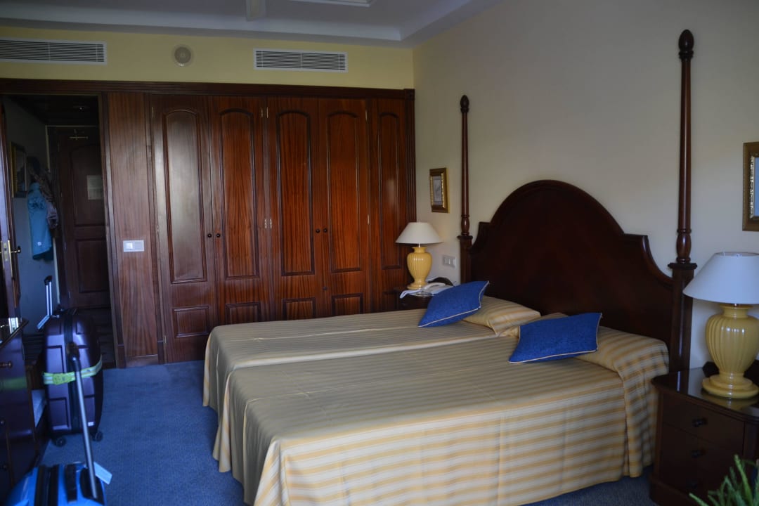 Blick auf Bett und Kleiderschrank Hotel Riu Madeira