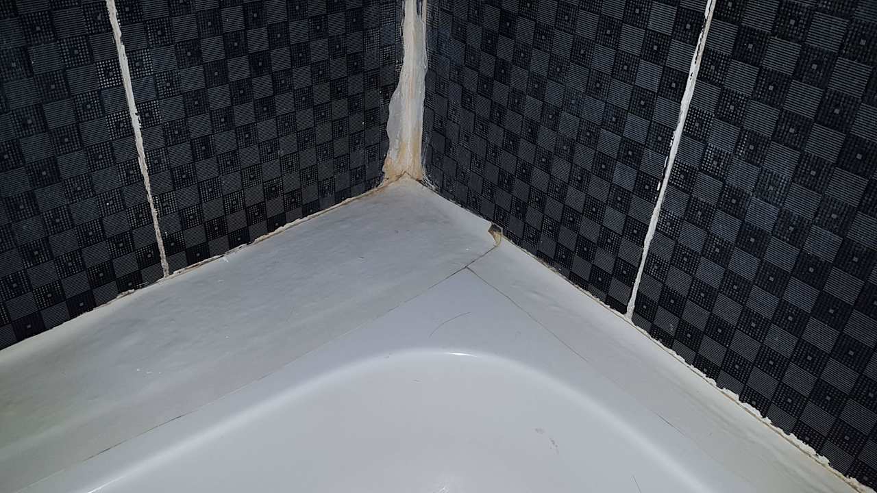 Duschtasse mit Tape geklebt Hotel Thaison Palace