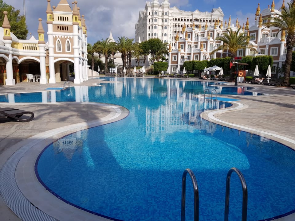 Pool Kamelya Aishen Club