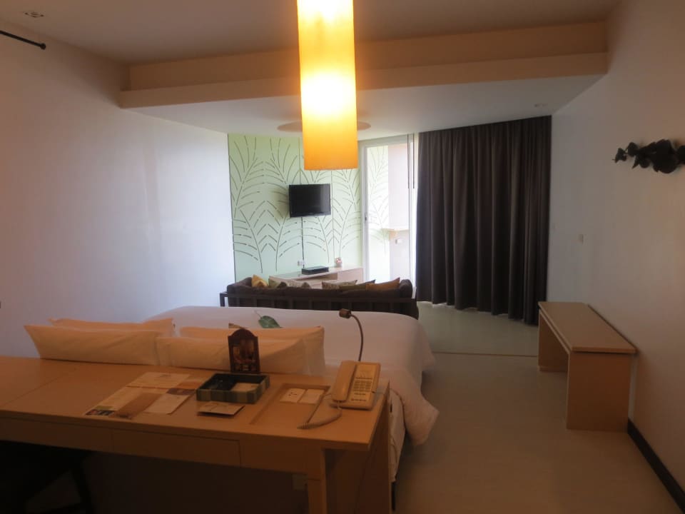 Blick vom Zimmereingang Richtung Balkon The Sands Khao Lak by Katathani