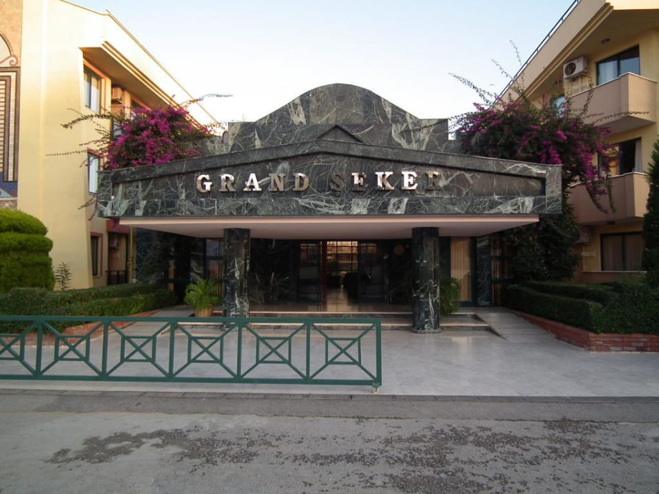 Vor dem Hotel Grand Seker Hotel
