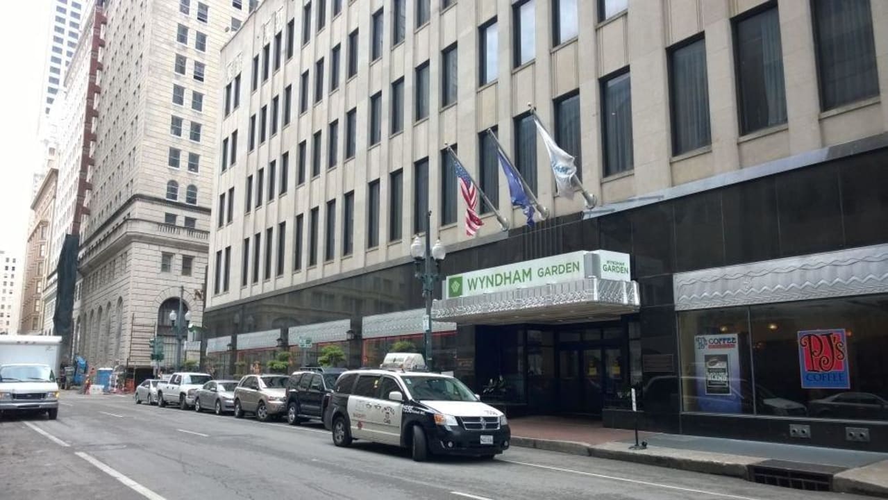Eingang Wyndham Garden Baronne Plaza