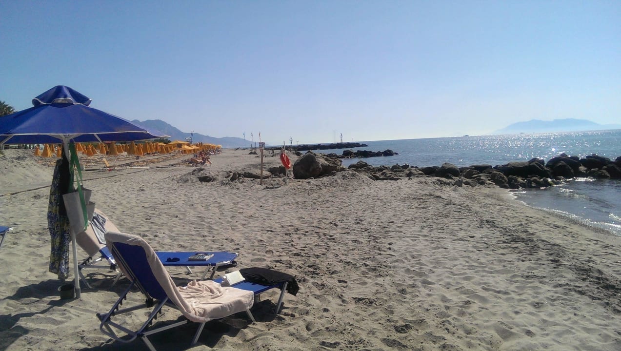 Mit Blick auf den Nachbar-Strand Porto Bello Royal