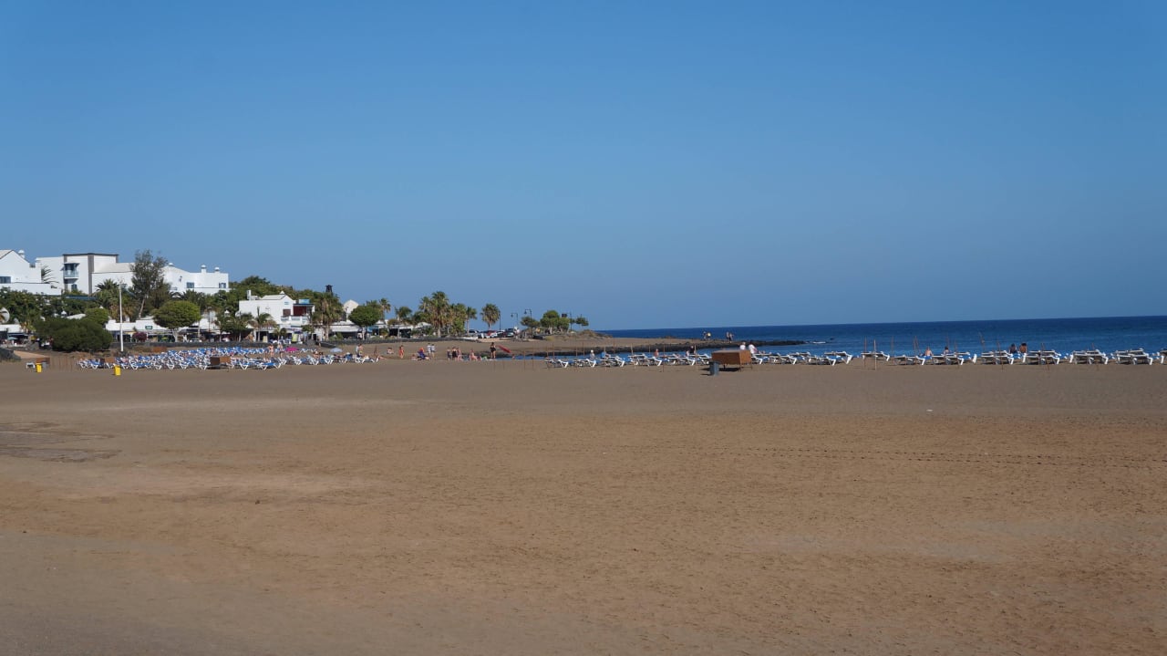 Auf den Strand vor dem Hotel Hipotels La Geria