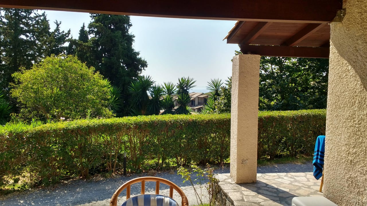 Widok na ogród i morze Aeolos Beach Resort