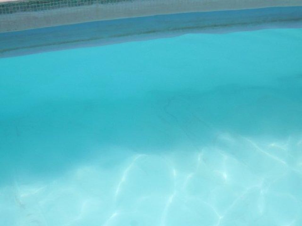 Verschmutzter Pool Lotus Bay Beach Resort