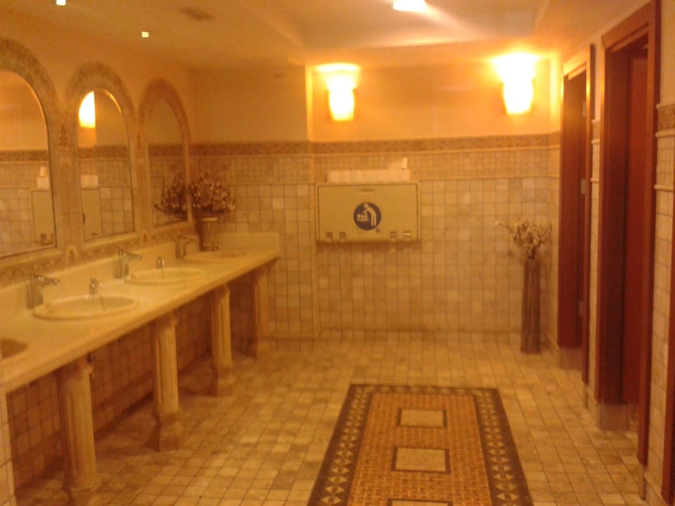 Die im römischen Stiel gebauten Toiletten Fame Residence Lara & Spa