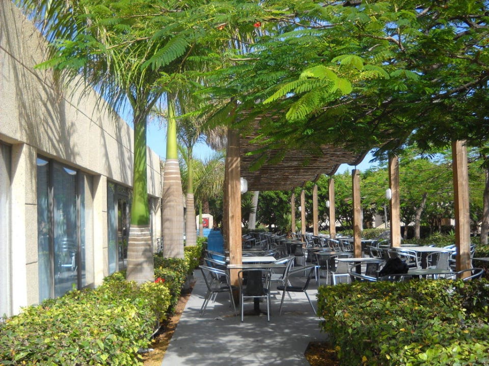 Stoliki na zewnątrz restauracji SBH Hotel Taro Beach