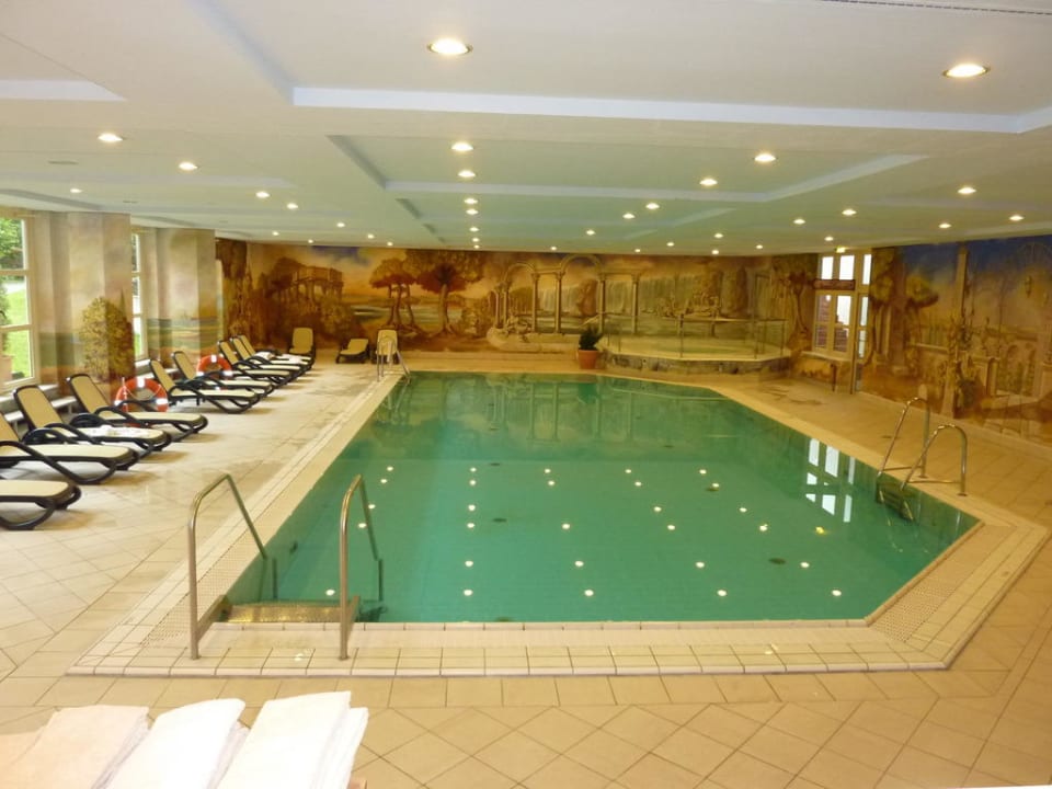 Schöner Pool mit Whirlpool-Bereich Riessersee Hotel