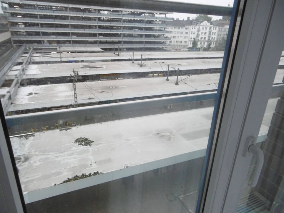 Blick aus 4.Stock zu Gleisen IntercityHotel Hamburg-Altona