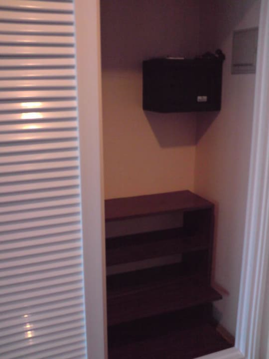 Wandschrank mit Regal und Safe Hotel Orca Praia