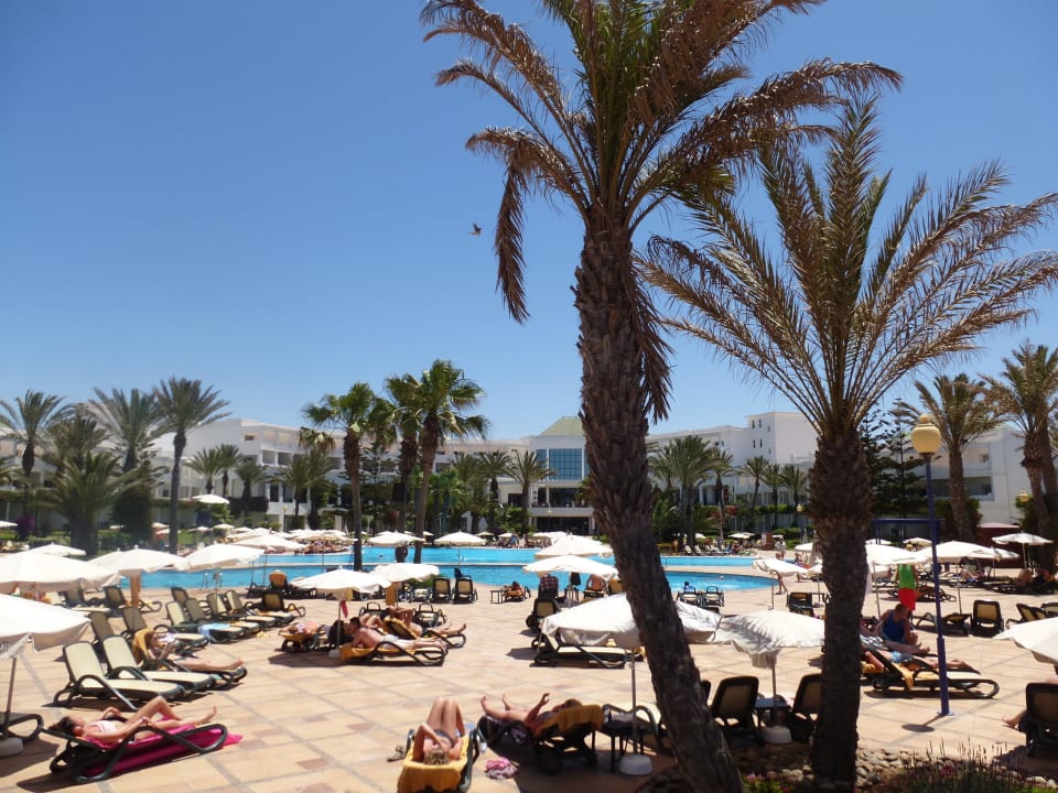Plage d une des deux piscinrd Iberostar Waves Founty Beach