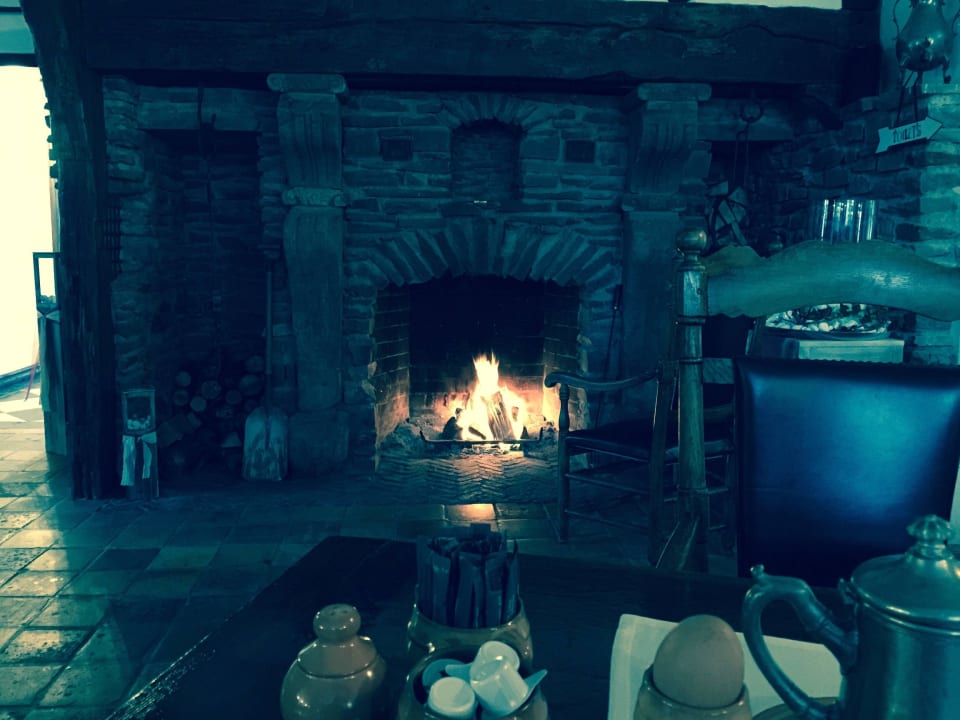 Frühstück vorm offenen Kamin Hotel Gut Hungenbach