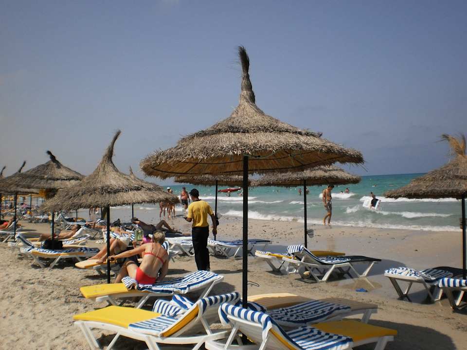 Strand mit "Strandkellner" Mahdia Beach & Aquapark