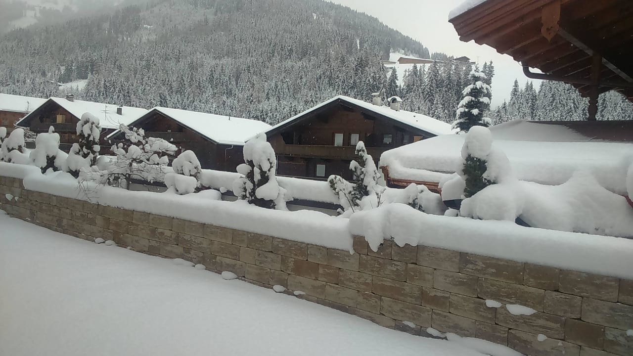 Ausblick aus unserem Zimmer mit kleiner Terrasse Hotel Alphof Alpbach