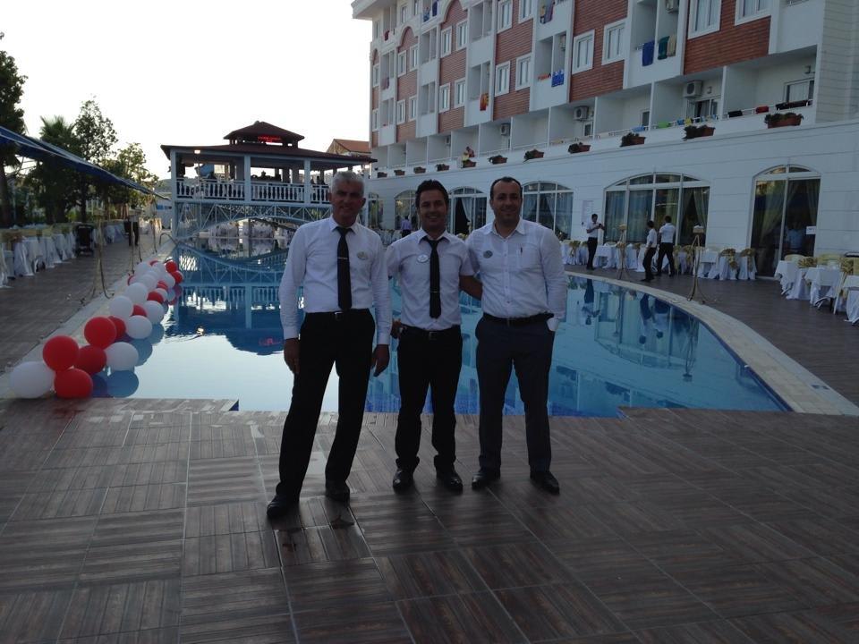 Orhan mit seinen Vertretern vom Restaurant Side Royal Paradise Hotel