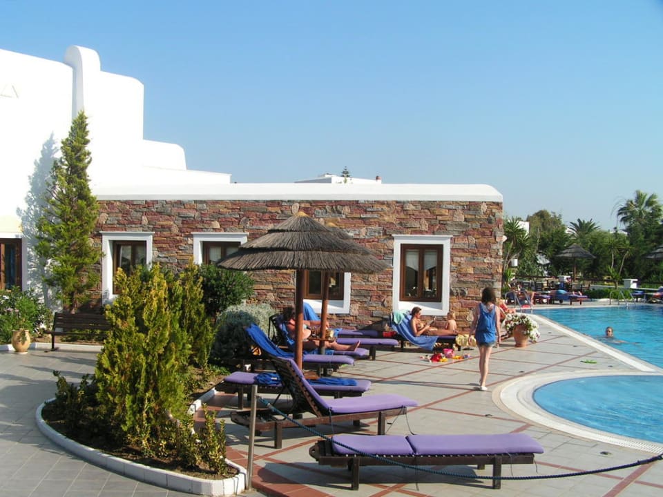 Die Hälfte der Liegen Naxos Resort Beach Hotel