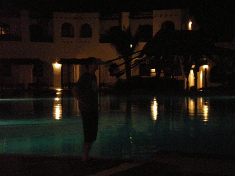 Grosser Pool bei Nacht Arabella Azur Resort