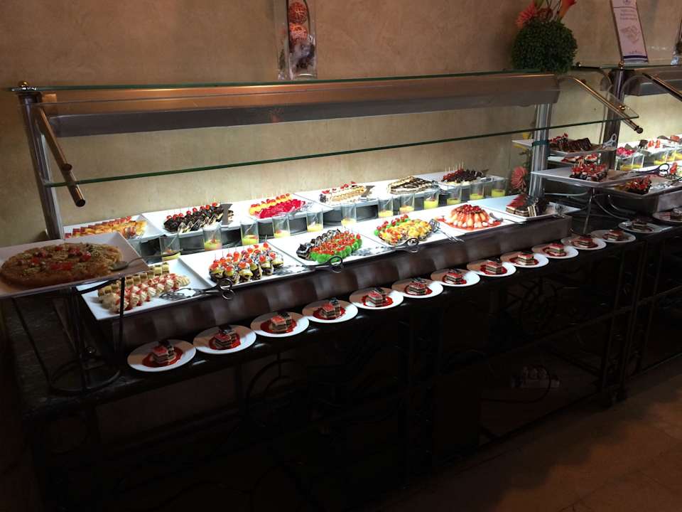 Abendessen im Restaurant SUNRISE Holidays Resort (Adults Only)