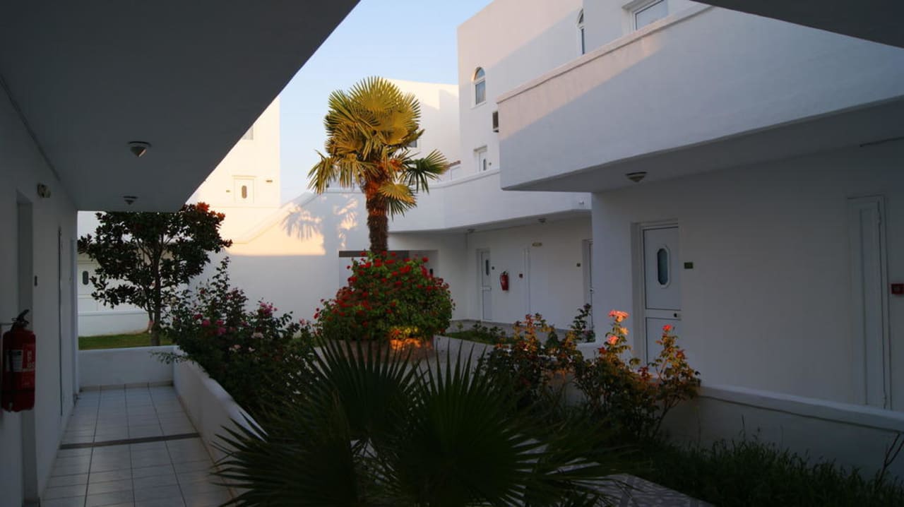 Innenhof des neueren Teils mit Maisonettezimmern Ilios K Village Resort