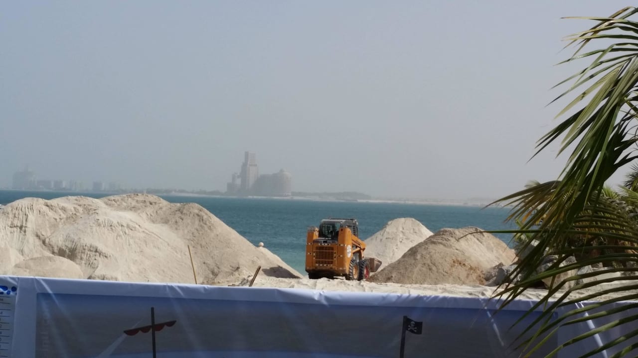 Baustelle neben Pool DoubleTree by Hilton Resort & Spa Marjan Island