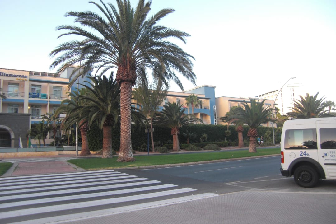 Von der anderen Straßenseite IFA Altamarena by Lopesan Hotels
