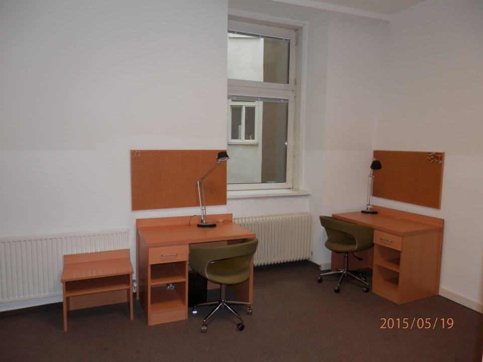 Blick von den Betten zum Fenster Hotel Babula am Augarten