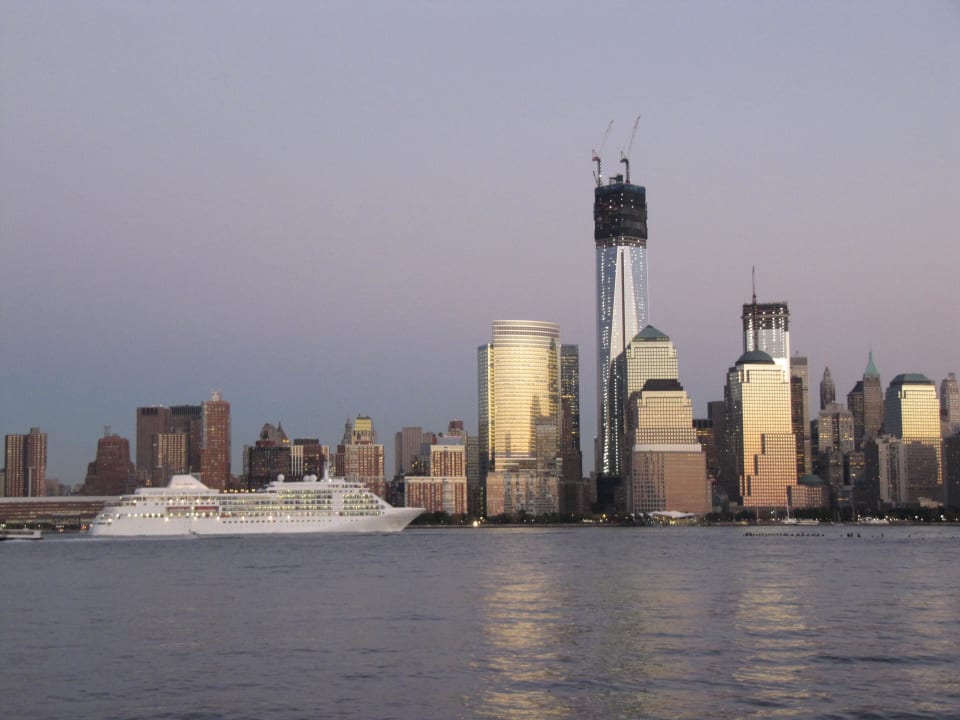 Vom Uferweg vor dem Hotel (Suden) Hotel The Westin Jersey City Newport