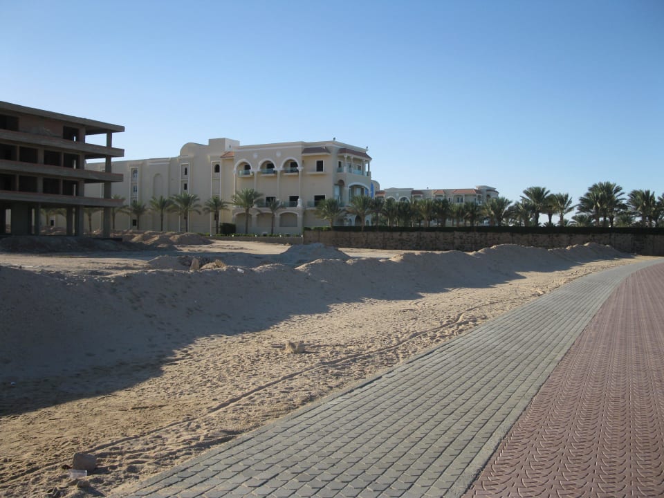 Strandweg mit Baustelle neben dem Premier Le Reve Premier Le Reve Hotel & Spa