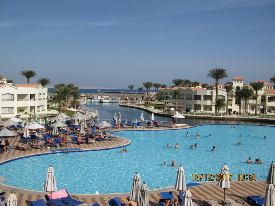 Blick zum beheizten Pool und Außenanlage Pickalbatros Dana Beach Resort - Hurghada