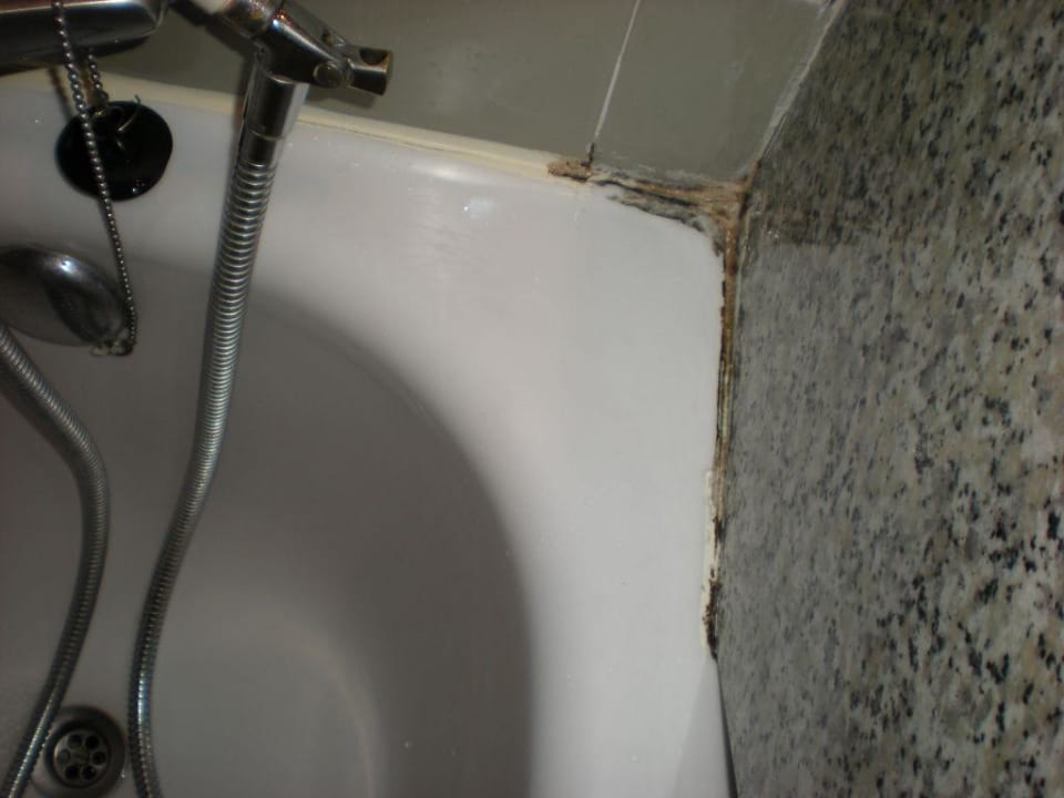 Schimmel in jeder Ecke der Badewanne Hotel Vibra Beverly Playa