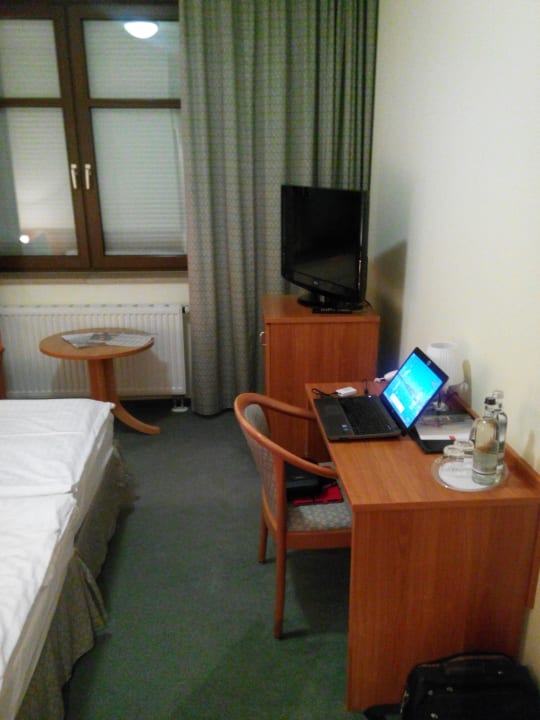 Schreibtisch und LCD Fernseher Kim Hotel Dresden