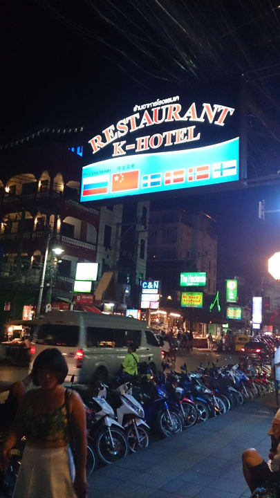 Abends vor dem K-Hotel Lokal Phuket