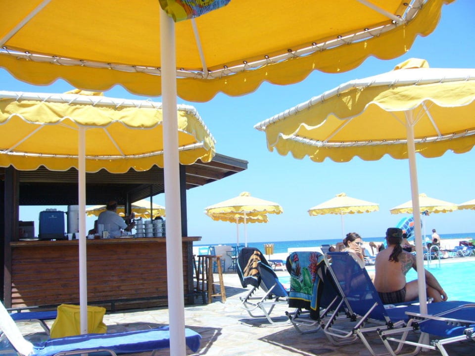 Nebenpool mit Bar (und Barkeeper George) Mitsis Selection Rinela