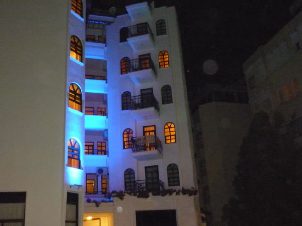 Schönes Farbenspiel an der Hotelfassade Hotel Boulevard