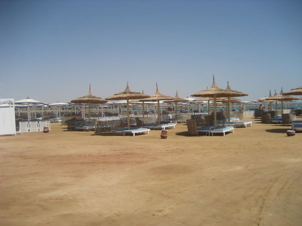 Liegen am Strand Pickalbatros Alf Leila Wa Leila Resort - Neverland Hurghada