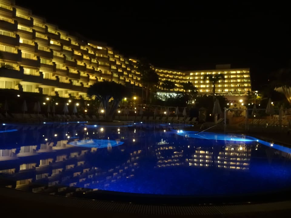 Pool und Hotel am Abend Landmar Playa La Arena